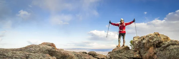 Турист наслаждается достижением вершины горы — стоковое фото