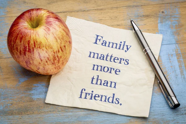 Семья значит больше, чем друзья — стоковое фото