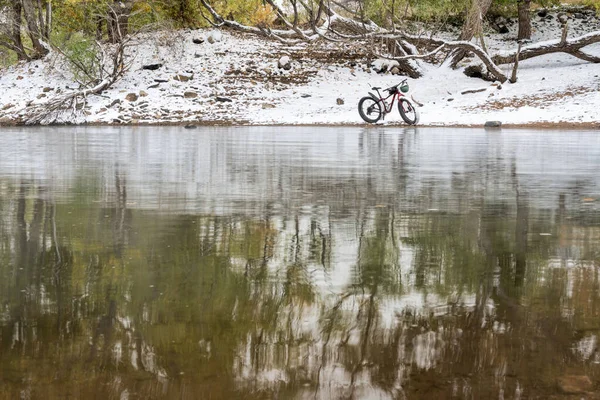 Montagne gros vélo sur une rive du lac — Photo