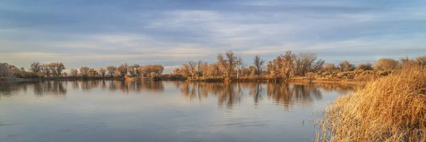 Спокойное озеро в осенних пейзажах — стоковое фото