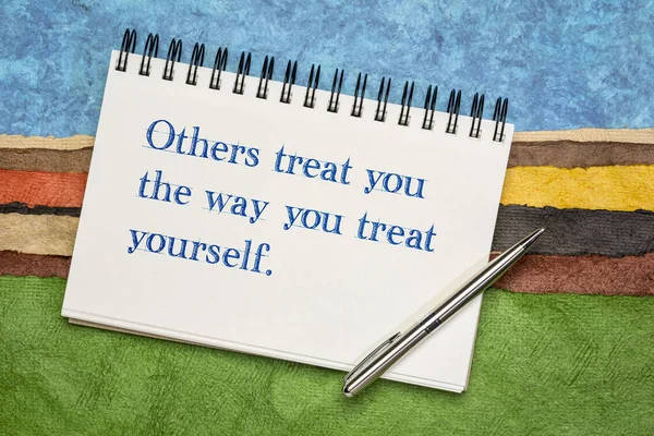 Otros te tratan como te tratas a ti mismo. — Foto de Stock