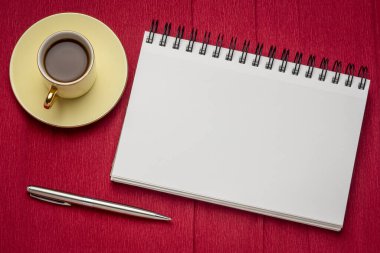 Boş spiral resim çizim defteri