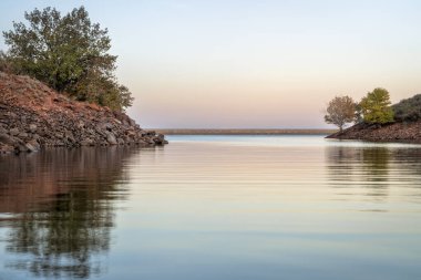 Dağ gölünün üstünde sakin bir hava.