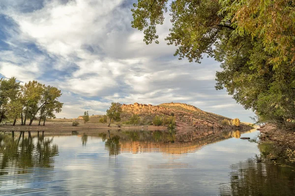 Lago de montaña en el paisaje de otoño — Foto de Stock