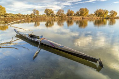 Uzun, dar ve hızlı deniz kanosu 