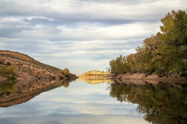 Sonbahar manzaralı dağ gölü