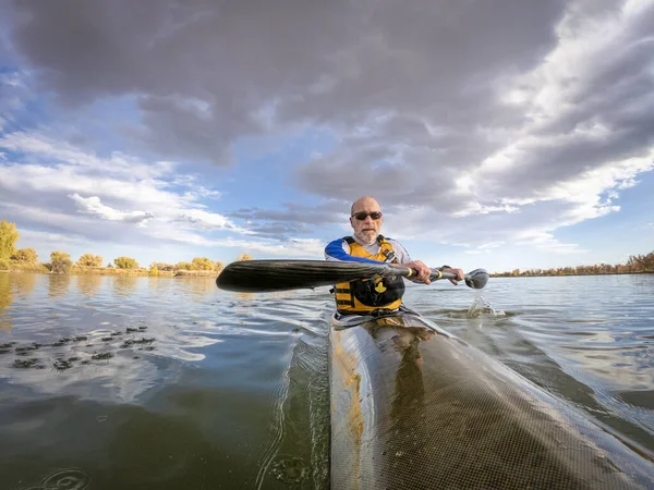 Senior macho remando carreras kayak — Foto de Stock