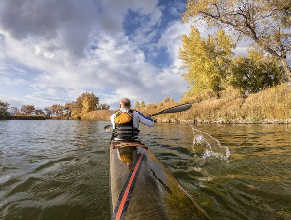Senior male paddling racing kayak — Stock Photo, Image