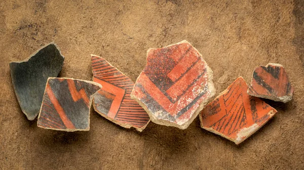 Artefatos Nativos Indianos Antigos Anasazi Vários Fragmentos Cerâmica Fundo Papel — Fotografia de Stock