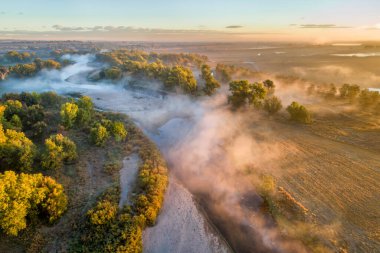Güney Platte Nehri üzerinde sabah sisi Denver 'ın aşağısında Kuzey Colorado' da - hava manzarası