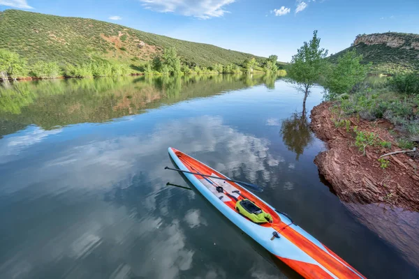初夏の穏やかな山の湖の上に長く狭いレーススタンドアップパドルボード コロラド州フォートコリンズのHorsetooth貯水池 フィットネス レクリエーションのコンセプト — ストック写真