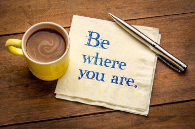 Olduğun yerde ol - peçeteye bir fincan kahveyle ilham verici bir el yazısı yaz, hatırlama anında orada ol.