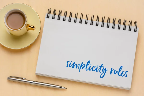 Egyszerűség Szabályok Inspiráló Megjegyzés Egy Vázlatfüzet Kávé Design Minimalizmus Koncepció — Stock Fotó
