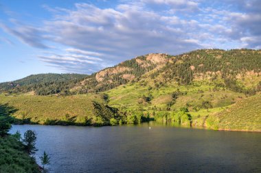 Rocky Dağları eteklerindeki bir gölün yaz manzarası - Kuzey Colorado 'daki Horsetooth Rezervuarı