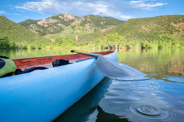 在平静的高山湖上用桨撑起桨板 科罗拉多北部的马牙水库 夏日清晨的风景 — 图库照片