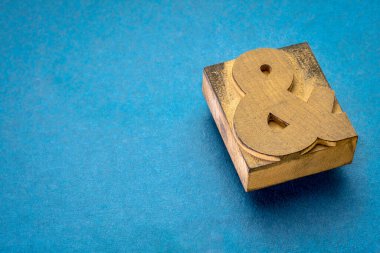 ampersand sembolü - bir vintage ahşap harf baskı bloğu mavi el yapımı kağıt ve bir kopya alanı