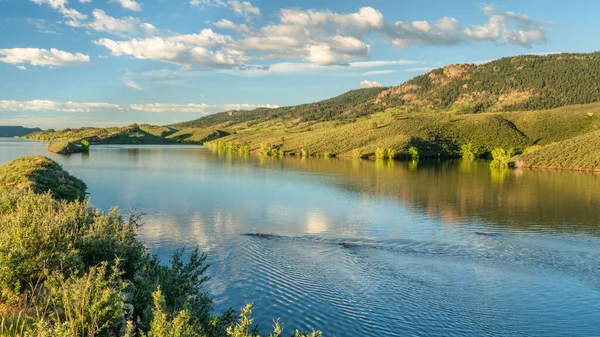 Nadadores Água Aberta Com Bóias Natação Lago Calmo Treino Matinal — Fotografia de Stock