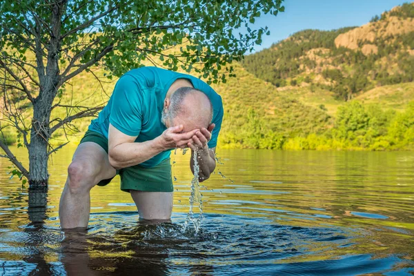 Senior Athletic Man Splashing Rinsing His Face Mountain Lake Summer — Stock Photo, Image