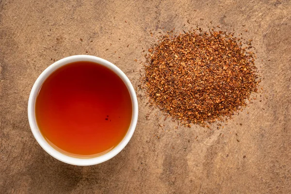Rooibos红茶 一杯白热的饮料和松散的叶子 由南非红灌木制成的茶 天然不含咖啡因 — 图库照片