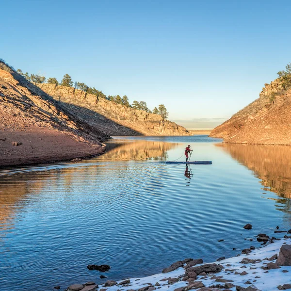 Silhouette Uno Stand Paddler Lago Montagna Nel Paesaggio Invernale Horsetooth — Foto Stock