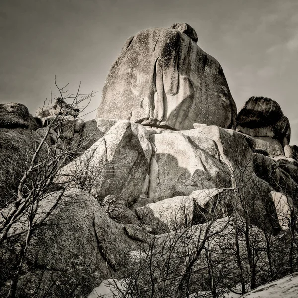 怀俄明州Vedauwoo娱乐区花岗岩岩层 被阿拉帕霍印第安人称为大地之灵之地 冬季风景呈正方形 黑白相间 — 图库照片