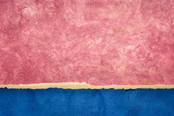 ピンクの空と青い海 手作りのテクスチャ樹皮紙のシートで作成されたカラフルな風景抽象 — ストック写真