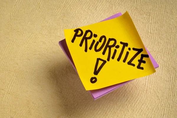 Prioritize Advice Reminder Handwriting Sticky Note Personal Life Business Productivity — Stock Photo, Image