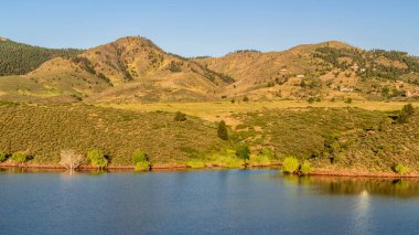 Kuzey Colorado 'daki Horsetooth Reservoir, Fort Collins bölgesinde popüler bir dinlenme yeri, yaz sabahı manzarası.