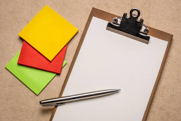 Conceito Desktop Prancheta Com Papel Branco Caneta Notas Pegajosas Contra — Fotografia de Stock