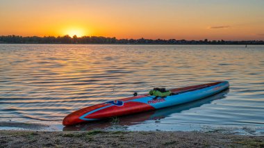12 Temmuz 2020 'de Boyd Gölü kıyılarında uzun bir yarış raket (Mistral Stealth by Mistral) sahili. Bu eyalet parkı Kuzey Colorado 'da popüler bir dinlenme ve tekne gezisi yeridir..