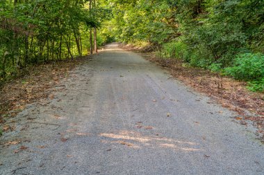 Nebraska 'nın Brownville ve Nebraska şehirleri arasındaki MIssouri nehri boyunca buharlı gemi yolu terk edilmiş demiryolu derecesinden dönüştürülmüş..
