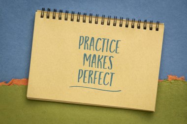 Pratik mükemmelleştirir - soyut kağıt peyzajı, eğitim ve eğitim kavramına karşı sarmal bir eskiz kitabının motivasyon sloganı