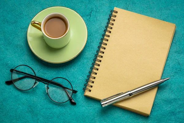 Stolní Byt Ležel Prázdným Spirálovým Notebookem Brýlemi Čtení Šálkem Kávy — Stock fotografie