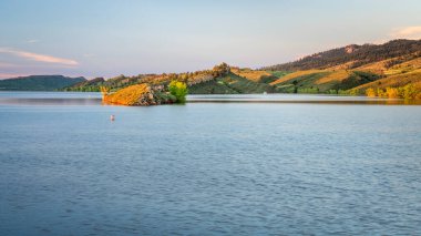 Kuzey Colorado 'daki Horsetooth Reservoir, Fort Collins bölgesinde popüler bir tekne ve dinlenme yeri, yaz sabahı manzarası.