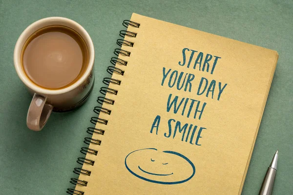 Start Dag Met Een Glimlach Inspirerende Notitie Handschrift Een Schetsboek — Stockfoto