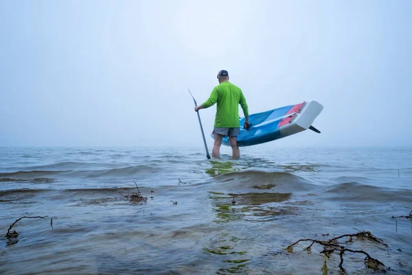 Mature Male Paddler Launching Stand Paddleboard Foggy Lake Boyd Lake — Stock Photo, Image