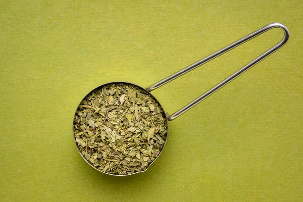 Gedroogd Oreganoblad Een Metalen Maatschepje Tegen Handgemaakt Groenpapier — Stockfoto