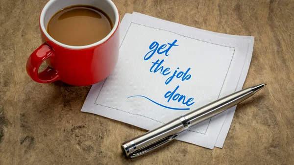 Ottenere Lavoro Fatto Nota Motivazionale Scrittura Tovagliolo Con Una Tazza — Foto Stock