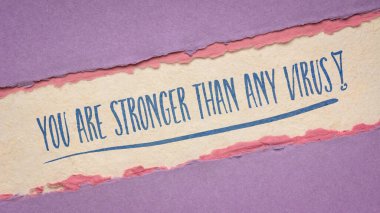 Herhangi bir virüs motivasyon notundan daha güçlüsünüz - el yapımı bir kağıt üzerindeki el yazısı, koronavirüs salgını için iyimser not