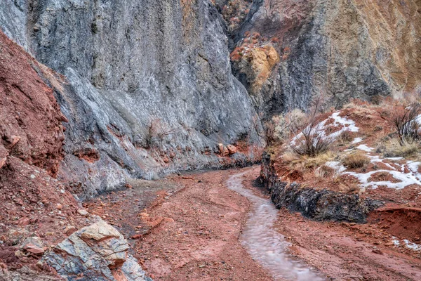 犹他州Moab地区Onion Creek一带的岩石形成和陡峭的悬崖与沙漠植被 — 图库照片