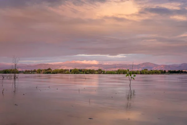 コロラド州北部のボイド湖とロッキー山脈の前線地帯での夏の夜明け — ストック写真