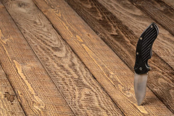 Geöffnetes Gebrauchtes Taschenmesser Mit Unterstützter Öffnung Auf Rustikalem Holzdeck — Stockfoto