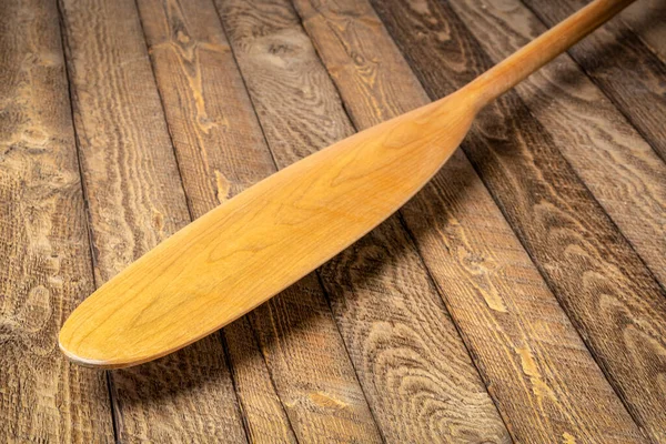 Hoja Paleta Canoa Madera Cola Castor Contra Fondo Madera Envejecida —  Fotos de Stock