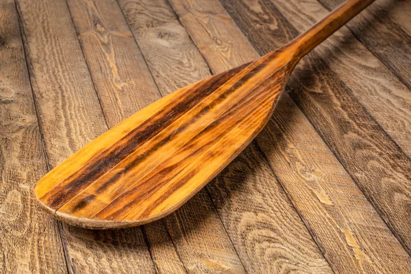 Hoja Paleta Canoa Madera Vieja Contra Fondo Madera Envejecida —  Fotos de Stock