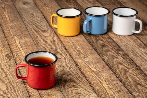 Taza Caliente Metal Rojo Una Mesa Picnic Madera Rústica Con —  Fotos de Stock