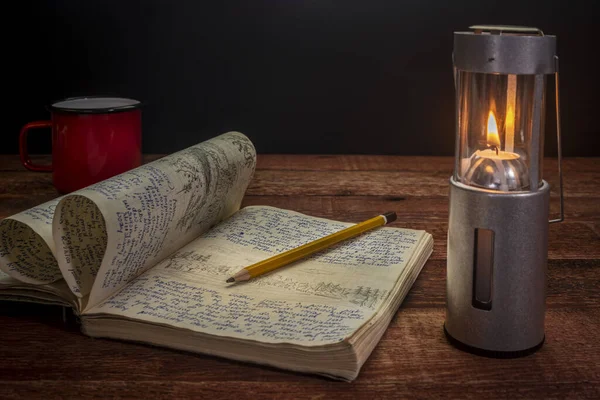 Bir Piknik Masasında Üzerinde Mum Feneri Fincanı Olan Klasik Bir — Stok fotoğraf