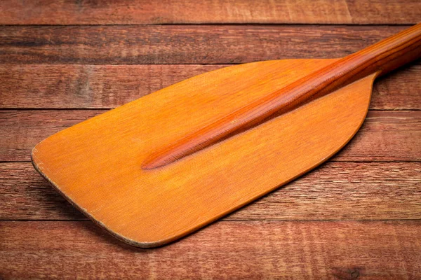 Čepel Staré Dřevěné Kanoe Pádlo Proti Ošlehaný Červené Malované Dřevo — Stock fotografie