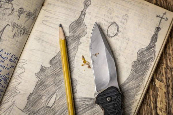 Bleistift Und Taschenmesser Gegen Vintage Expeditionstagebuch Auf Einem Picknicktisch Reisetagebuch — Stockfoto