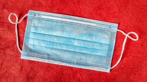 Wegwerp Gezichtsmasker Eis Tijdens Coronavirus Covid Pandemie Sociale Afstand — Stockfoto