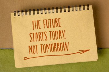 Gelecek bugün başlıyor, yarın değil. İlham verici bir hatırlatma, sarmal bir eskiz defterindeki el yazısı, iş ve kişisel gelişim kavramı.